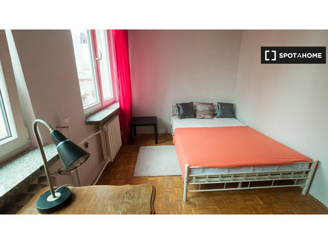 Varşova, Mirów'da 7 yatak odalı dairede kiralık oda - Kiralık