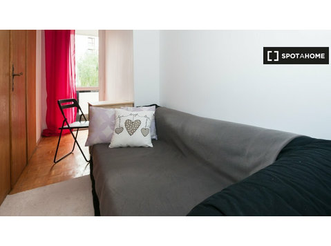 Room for rent in 7-bedroom apartment in Mirów, Warsaw - Til leje