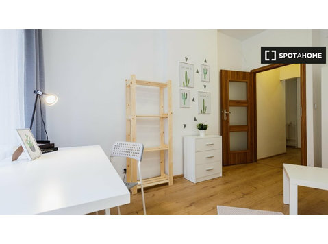 Room for rent in 7-bedroom apartment in Śródmieście, Warsaw - Te Huur
