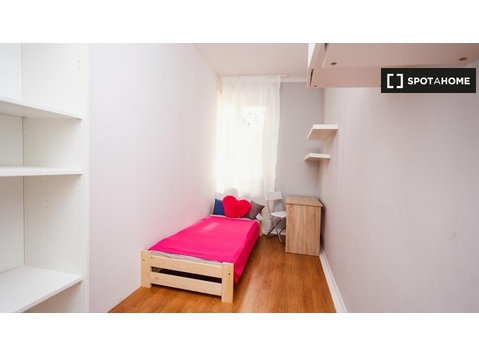 Pokój do wynajęcia w 7-pokojowym mieszkaniu w Warszawie - Do wynajęcia