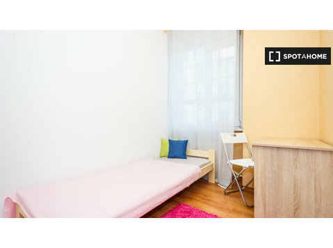 Stanza in appartamento con 7 camere da letto a Varsavia - In Affitto