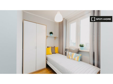 Varşova'da 8 yatak odalı dairede kiralık oda - Kiralık