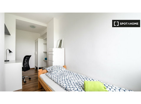 Room for rent in a six-bedroom apartment in Warsaw - Аренда