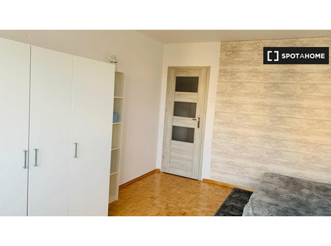Chambre à louer dans un appartement partagé à Varsovie - À louer