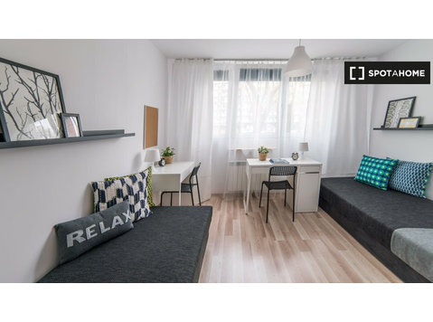 Varşova'da 5 yatak odalı dairede kiralık odalar - Kiralık