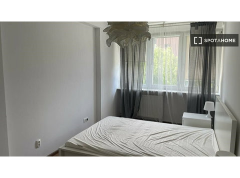 Rooms for rent in 5-bedroom apartment in Warsaw - 出租