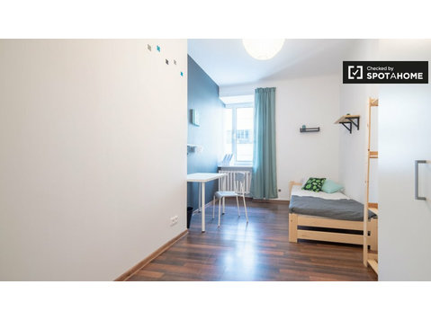 Ampia camera in appartamento con 5 camere da letto a… - In Affitto