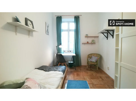 Spacious room in 6-bedroom apartment in Śródmieście, Warsaw - For Rent