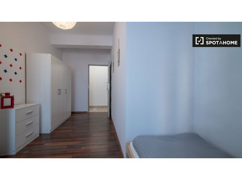 Tidy room in 5-bedroom apartment in Śródmieście, Warsaw - 出租