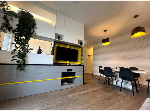 4-bedroom apartment with 2 bathrooms and a terrace, street… - Apartments