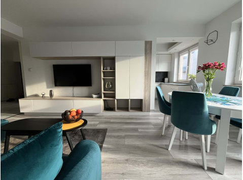 Spacious and sunny 3-room apartment close to Park… - Апартаменти