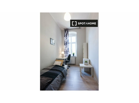 Stanza in affitto in appartamento con 9 camere da letto a… - Kiadó
