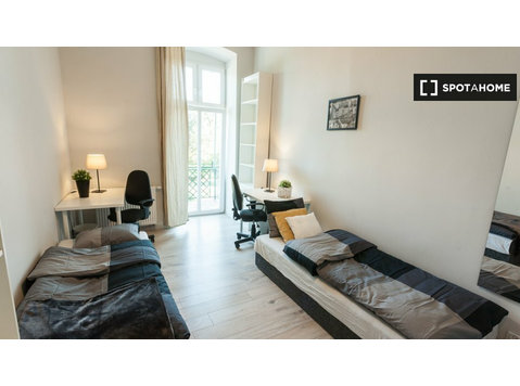 Stanza in affitto in appartamento con 9 camere da letto a… - Zu Vermieten
