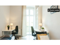 Stanza in affitto in appartamento con 9 camere da letto a… - Zu Vermieten