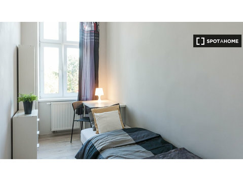 Stanza in affitto in appartamento con 9 camere da letto a… - Til leje