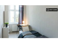 Stanza in affitto in appartamento con 9 camere da letto a… - K pronájmu