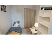 Stanza in affitto in appartamento con 9 camere da letto a… - Til leje