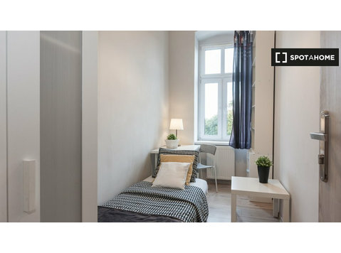 Stanza in affitto in appartamento con 9 camere da letto a… - Ενοικίαση