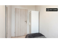 Stanza in affitto in appartamento con 9 camere da letto a… - K pronájmu