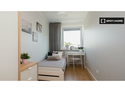 Se alquila habitación en apartamento de 4 dormitorios en… - Kiralık