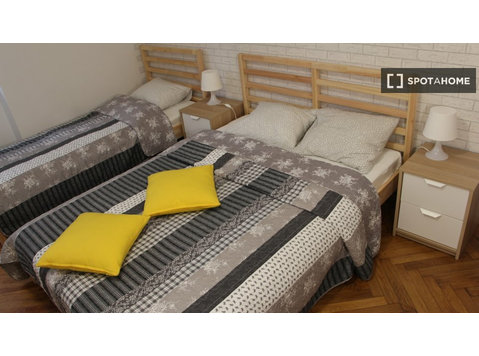 Se alquila habitación en apartamento de 12 habitaciones en… - K pronájmu