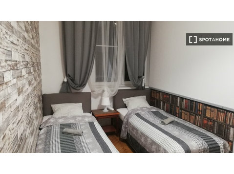 Se alquila habitación en apartamento de 12 habitaciones en… - Ενοικίαση