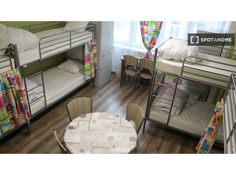 Zimmer zu vermieten in einer 12-Zimmer-Wohnung in Piasek,… - Zu Vermieten