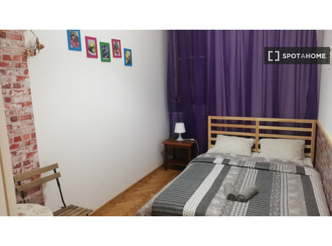 Zimmer zu vermieten in einer 12-Zimmer-Wohnung in Piasek,… - Zu Vermieten