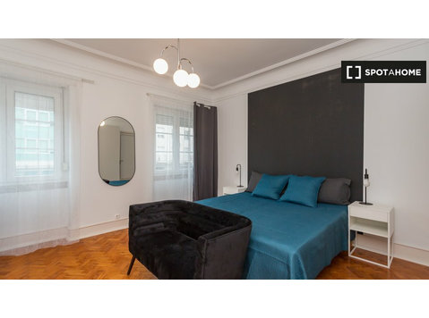 Stanza in affitto in appartamento con 6 camere da letto a… - Zu Vermieten