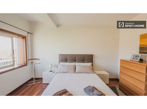 Stanza in affitto in appartamento con 3 camere da letto a… - De inchiriat