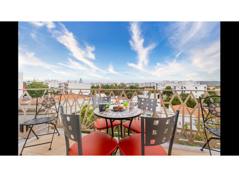 Peaceful 1 BDR Apartment W/ Balcony - Apartments
