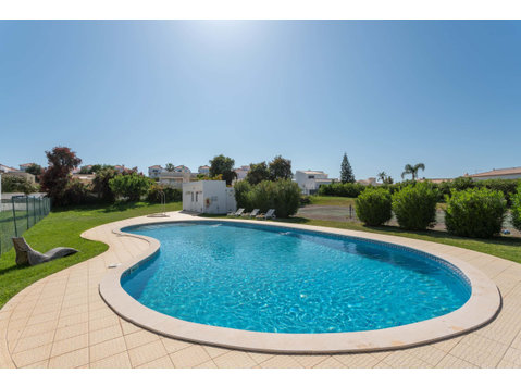 Luxurious Apartment with 2 bedrooms, swimming pool & patio - Apartments