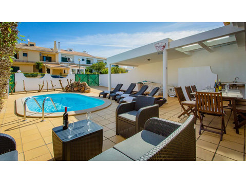 Sunny 2BDR House W/ Private Pool - Apartments