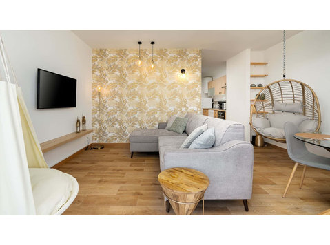 Charming Apt W/ Pool & Balcony - Apartments