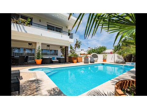 Deluxe 4BDR House W/ Pool - Apartments