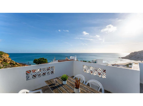 Comfy Flat W/ Rooftop Beach View - Apartments