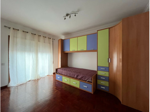 Flatio - all utilities included - Room to rent - Vila Nova… - WGs/Zimmer