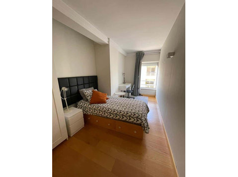 Cozy Room in a Female Residence in Vila Nova de Gaia - דירות