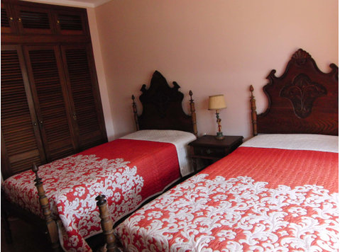 Spacious room in a 5 bedroom apartment in Vila Nova de Gaia - Апартмани/Станови