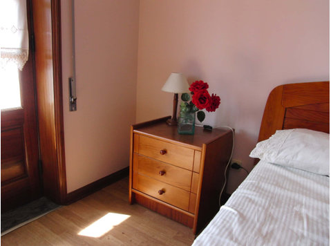Comfy room in a 5 bedroom apartment in Vila Nova de Gaia - Apartments