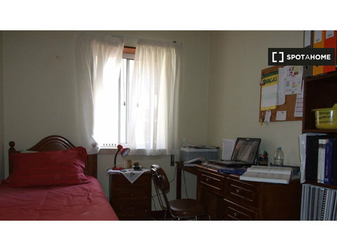 Ensuite room  to rent in friendly residence - השכרה