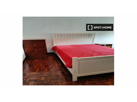 Room for rent in 4-bedroom apartment in Coimbra - Za iznajmljivanje