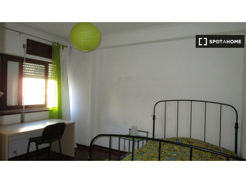 Room for rent in 4-bedroom apartment in Coimbra - Disewakan