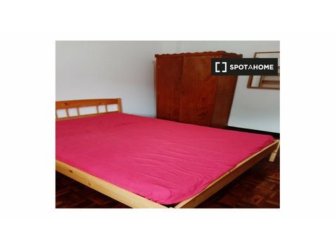 Room for rent in 4-bedroom apartment in Coimbra - الإيجار