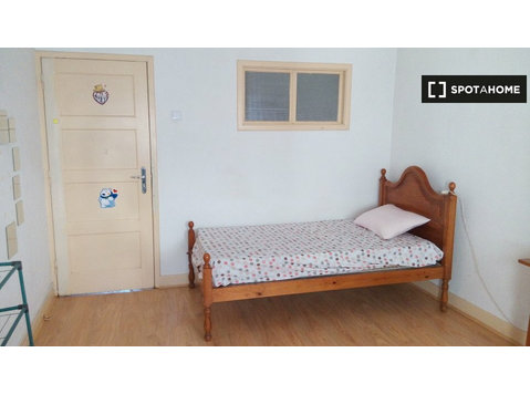 Coimbra'da 9 yatak odalı bir evde kiralık oda - Kiralık