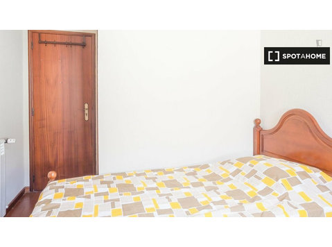 Room with access to shared bathroom to rent in friendly resi - Na prenájom