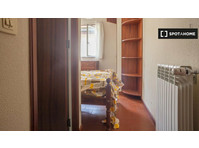 Room with access to shared bathroom to rent in friendly resi - Под наем