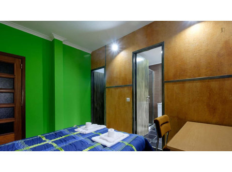 Couple room with private bathroom in Coimbra - Appartements