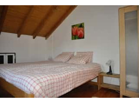 Room in charmant house at Casal dos Ferreiros - اپارٹمنٹ
