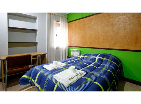 Single room with private bathroom in Coimbra - Станови